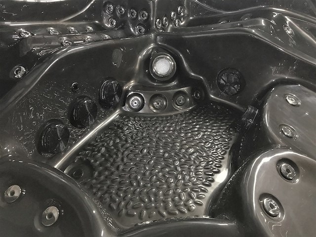 Outdoor spa aquila spa, 6 persoons met 2 ligplaatsen, bruin bad, zwarte skirts - afbeelding 5 van  9