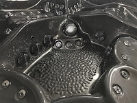 Outdoor spa aquila spa, 6 persoons met 2 ligplaatsen, bruin bad, zwarte skirts - afbeelding 5 van  9