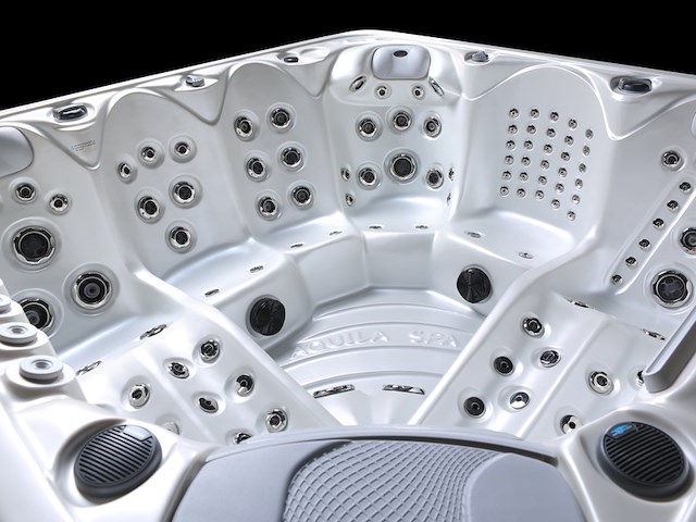 Outdoor spa aquila spa, 6 persoons met 2 ligplaatsen, wit bad, zwarte skirts - afbeelding 4 van  17