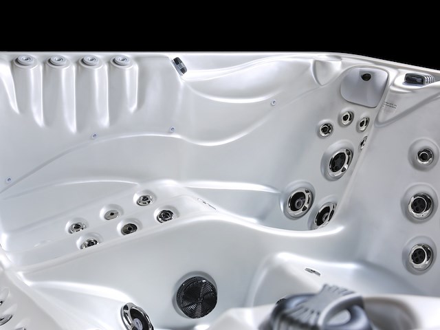 Outdoor spa aquila spa, 6 persoons met 2 ligplaatsen, wit bad, zwarte skirts - afbeelding 6 van  17