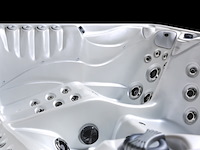 Outdoor spa aquila spa, 6 persoons met 2 ligplaatsen, wit bad, zwarte skirts - afbeelding 6 van  17