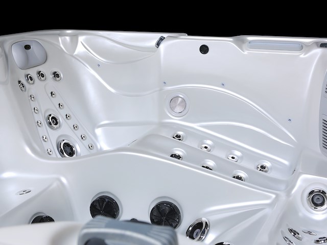 Outdoor spa aquila spa, 6 persoons met 2 ligplaatsen, wit bad, zwarte skirts - afbeelding 7 van  17