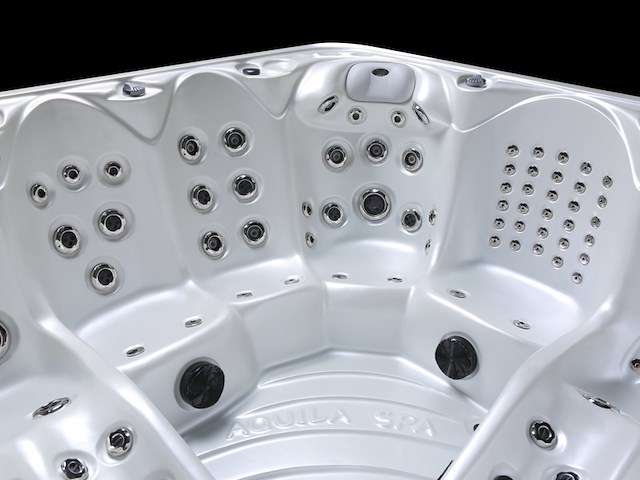 Outdoor spa aquila spa, 6 persoons met 2 ligplaatsen, wit bad, zwarte skirts - afbeelding 8 van  17