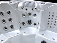 Outdoor spa aquila spa, 6 persoons met 2 ligplaatsen, wit bad, zwarte skirts - afbeelding 9 van  17