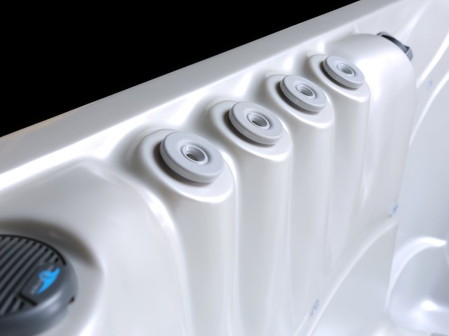 Outdoor spa aquila spa, 6 persoons met 2 ligplaatsen, wit bad, zwarte skirts - afbeelding 12 van  17