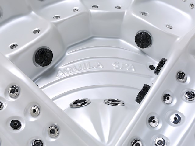 Outdoor spa aquila spa, 6 persoons met 2 ligplaatsen, wit bad, zwarte skirts - afbeelding 13 van  17