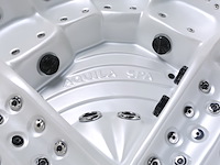 Outdoor spa aquila spa, 6 persoons met 2 ligplaatsen, wit bad, zwarte skirts - afbeelding 13 van  17