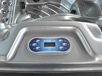 Outdoor spa aquila spa, 6 persoons met 2 ligplaatsen, zilver bad, zwarte skirt - afbeelding 8 van  18