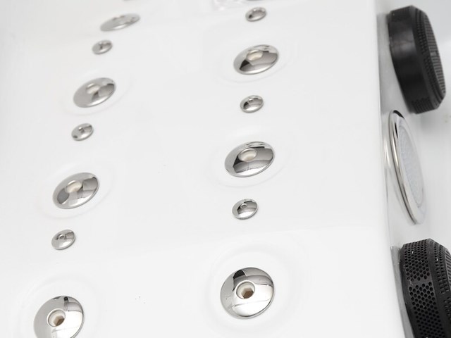 Outdoor spa vonato, 5-persoons spa met 3 ligplaatsen, wit bad, mahonierode skirts - afbeelding 2 van  21