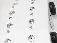 Outdoor spa vonato, 5-persoons spa met 3 ligplaatsen, wit bad, mahonierode skirts - afbeelding 3 van  21