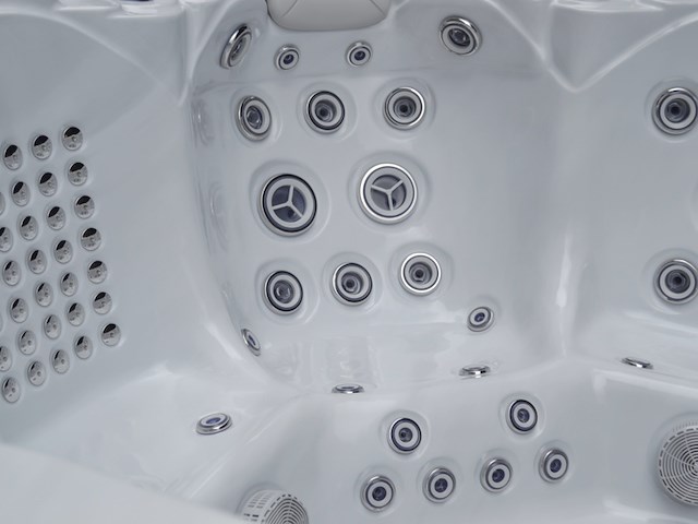 Outdoor spa vonato, lerano, sneeuwwit bad met antraciete skirts - afbeelding 6 van  11
