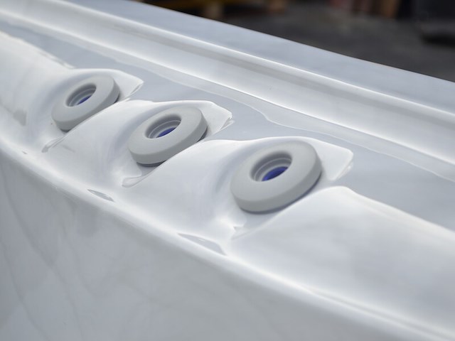 Outdoor spa vonato, lunaro, sneeuwwit bad met grijze skirt - afbeelding 6 van  9