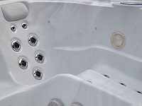 Outdoor spa vonato lunaro sneeuwwit bad met grijze skirt - afbeelding 3 van  9