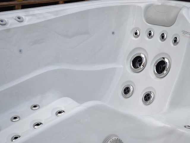 Outdoor spa vonato lunaro sneeuwwit bad met grijze skirt - afbeelding 4 van  9