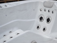 Outdoor spa vonato lunaro sneeuwwit bad met grijze skirt - afbeelding 4 van  9