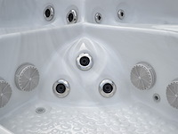 Outdoor spa vonato lunaro sneeuwwit bad met grijze skirt - afbeelding 7 van  9