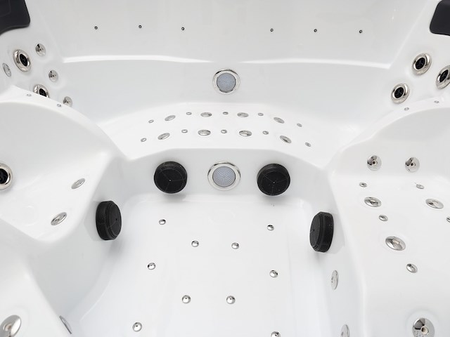 Outdoor spa vonato, milaro, wit bad, mahonierode skirts - afbeelding 8 van  21