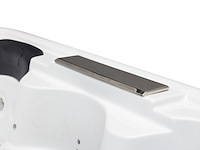 Outdoor spa vonato, milaro, wit bad, mahonierode skirts - afbeelding 17 van  21