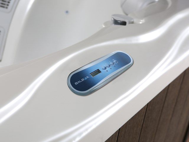 Outdoor spa vonato oceana wit bad met donkerbruine skirts - afbeelding 3 van  12