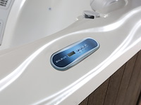 Outdoor spa vonato oceana wit bad met donkerbruine skirts - afbeelding 3 van  12