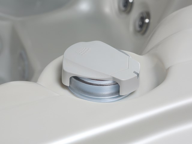 Outdoor spa vonato oceana wit bad met donkerbruine skirts - afbeelding 4 van  12