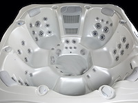 Outdoor spa vonato oceana wit bad met donkerbruine skirts - afbeelding 8 van  12