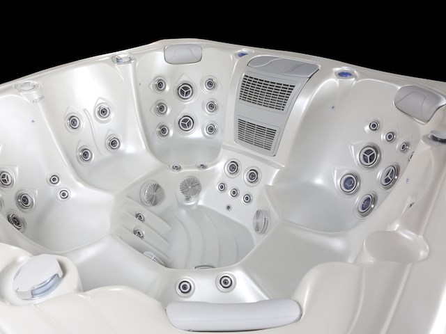 Outdoor spa vonato oceana wit bad met donkerbruine skirts - afbeelding 9 van  12