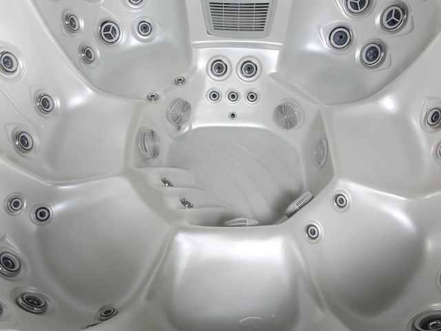 Outdoor spa vonato oceana wit bad met donkerbruine skirts - afbeelding 11 van  12