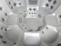 Outdoor spa vonato oceana wit bad met donkerbruine skirts - afbeelding 11 van  12
