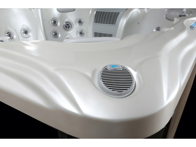 Outdoor spa vonato oceana wit bad met donkerbruine skirts - afbeelding 12 van  12