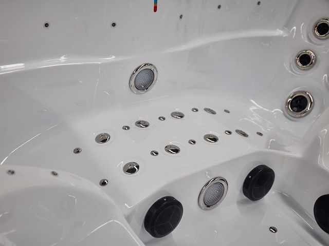 Outdoor spa vonato, tovario, wit bad / naturel houten kleur zijkant - afbeelding 3 van  27