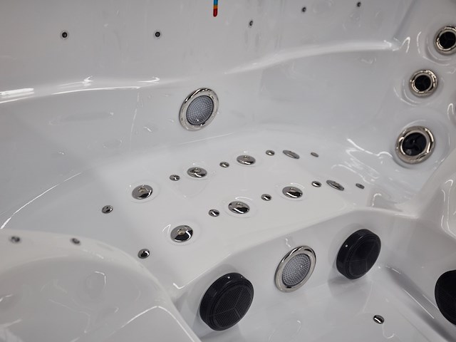 Outdoor spa vonato tovario wit bad / naturel houten kleur zijkant - afbeelding 3 van  24