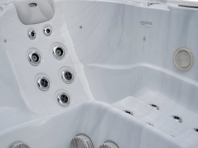 Outdoor spa vonato, vrijstaand 5 persoons bad, sneeuwwit bad met antraciete skirts - afbeelding 2 van  7