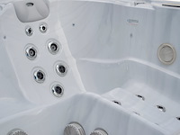 Outdoor spa vonato, vrijstaand 5 persoons bad, sneeuwwit bad met antraciete skirts - afbeelding 2 van  7