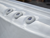 Outdoor spa vonato, vrijstaand 5 persoons bad, sneeuwwit bad met grijze skirt - afbeelding 6 van  9