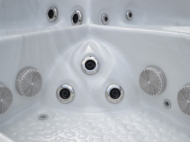 Outdoor spa vonato, vrijstaand 5 persoons bad, sneeuwwit bad met grijze skirt - afbeelding 7 van  9