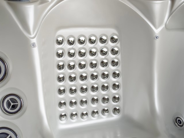 Outdoor spa vonato, vrijstaand 5 persoons bad, wit bad met antraciete skirts - afbeelding 9 van  15