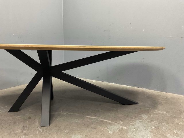 Ovaal eiken eetkamertafel 240 cm met onderstel spin - afbeelding 3 van  5