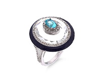 Ovaal gevormde ring met een blauwe apetiet, witte kristal, zwarte onix en natuurlijke diamanten - afbeelding 1 van  5