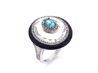 Ovaal gevormde ring met een blauwe apetiet, witte kristal, zwarte onix en natuurlijke diamanten - afbeelding 1 van  6