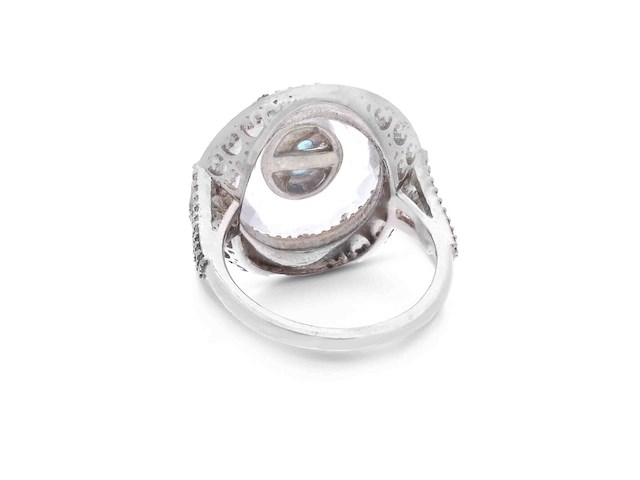 Ovaal gevormde ring met een blauwe apetiet, witte kristal, zwarte onix en natuurlijke diamanten - afbeelding 4 van  6