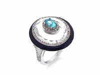 Ovaal gevormde ring met een blauwe apetiet, witte kristal, zwarte onix en natuurlijke diamanten
