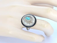 Ovaal gevormde ring met een blauwe apetiet, witte kristal, zwarte onix en natuurlijke diamanten - afbeelding 2 van  6