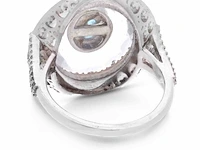 Ovaal gevormde ring met een blauwe apetiet, witte kristal, zwarte onix en natuurlijke diamanten - afbeelding 4 van  6