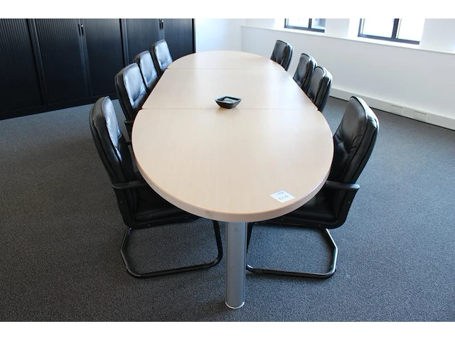 Ovale driedelige vergadertafel met acht sledestoelen met kunstlederen bekleding. afmeting 400 x 21 cm. hoog... - afbeelding 1 van  5