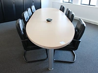 Ovale driedelige vergadertafel met acht sledestoelen met kunstlederen bekleding. afmeting 400 x 21 cm. hoog...