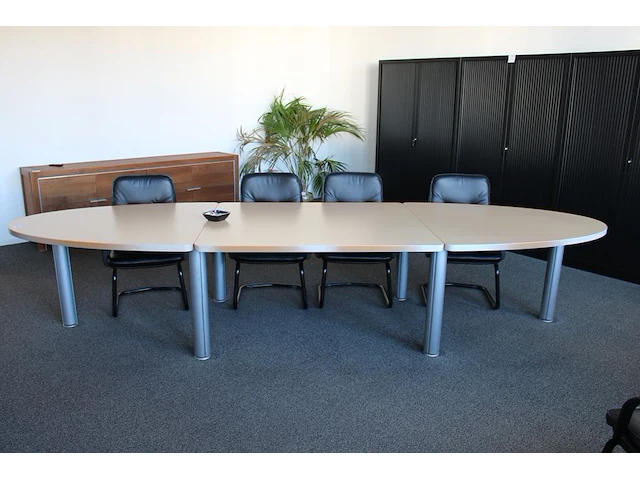 Ovale driedelige vergadertafel met acht sledestoelen met kunstlederen bekleding. afmeting 400 x 21 cm. hoog... - afbeelding 2 van  5