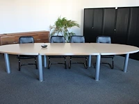 Ovale driedelige vergadertafel met acht sledestoelen met kunstlederen bekleding. afmeting 400 x 21 cm. hoog... - afbeelding 2 van  5