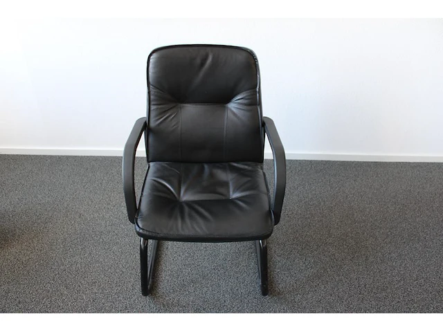 Ovale driedelige vergadertafel met acht sledestoelen met kunstlederen bekleding. afmeting 400 x 21 cm. hoog... - afbeelding 3 van  5