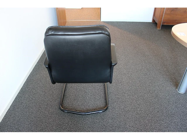 Ovale driedelige vergadertafel met acht sledestoelen met kunstlederen bekleding. afmeting 400 x 21 cm. hoog... - afbeelding 4 van  5